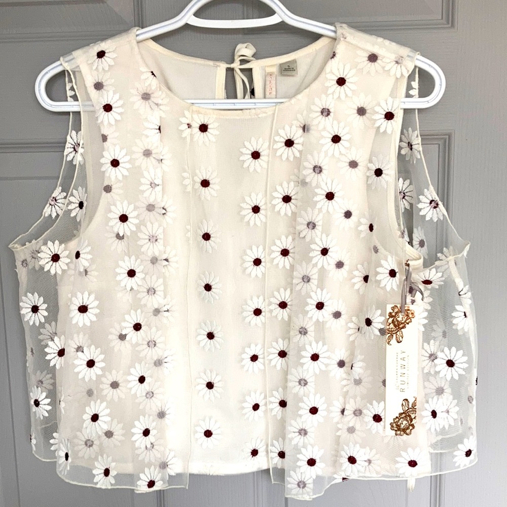 NWT Lauren Conrad Daisy Print Cropped Blouse